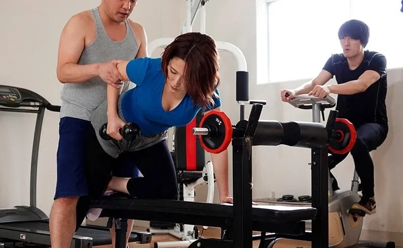 Gã chồng phát hiện cô vợ địt nhau với huấn luyện viên thể hình