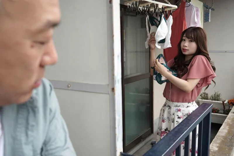 Gã nhà sát bên chuyên soi mói và cặp người vợ anh xã thường xuyên rên la quá to